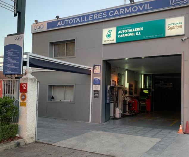 Fachada del taller mecánico Autotalleres Carmovil en C/ La Fragua 12, Tres Cantos